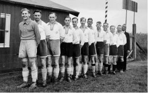 Die 1. Mannschaft 1938 vor dem Platzhaus